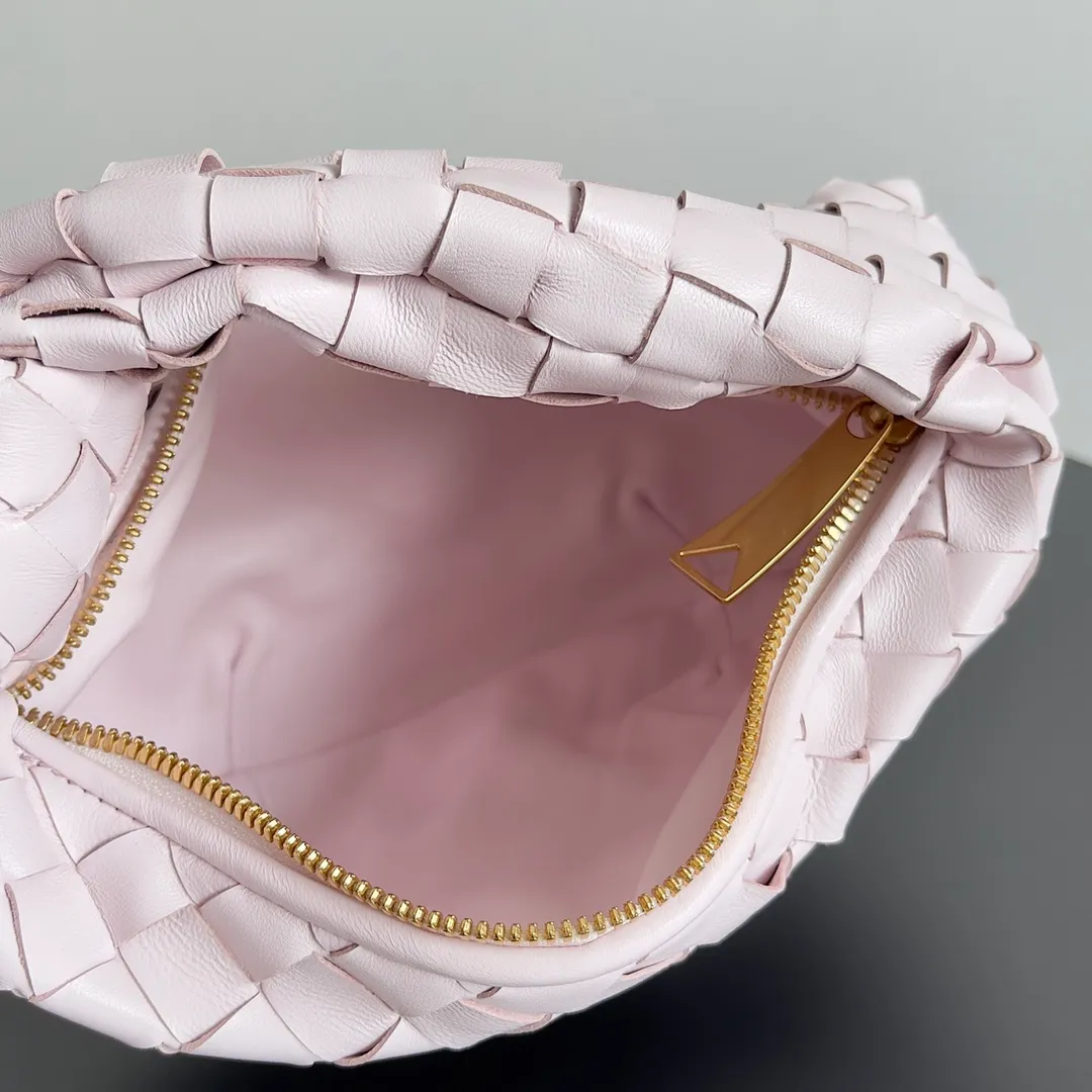 Batch 1120 Bottega veneta͙.——The latest braided and knotted hobo🔥 The top-grade lambskin leather is very soft, the bag shape is unique, practical and durable. It retains the traditional weaving elements while being a bit more flamboyant ~ Made of hand-woven sheepskin, zipper opening and closing, curved seamless structure, effortless to match. Highly recommended⚠️⚠️⚠️ The highest-end in the market🌈 Welcome to compare [Factory equipped with full package] size: 23x15x5cm.   Model: 651876